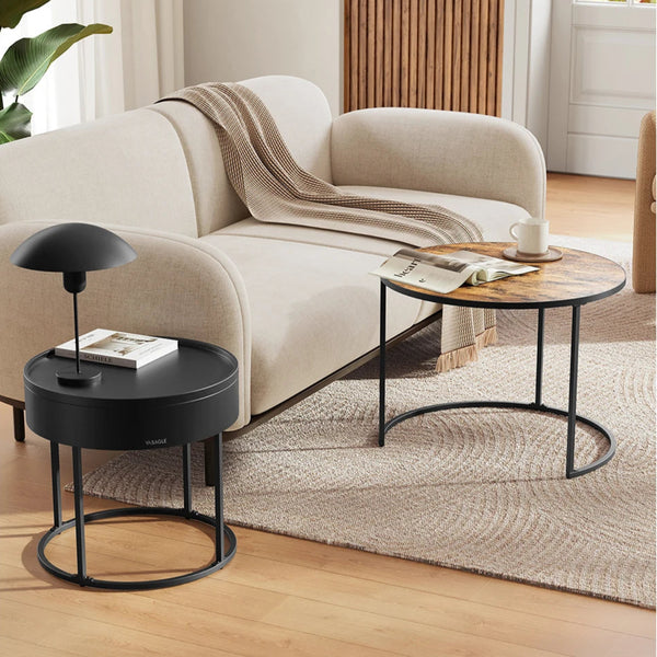 tables gigognes JALI positionnées devant un canapé dans un salon contemporain